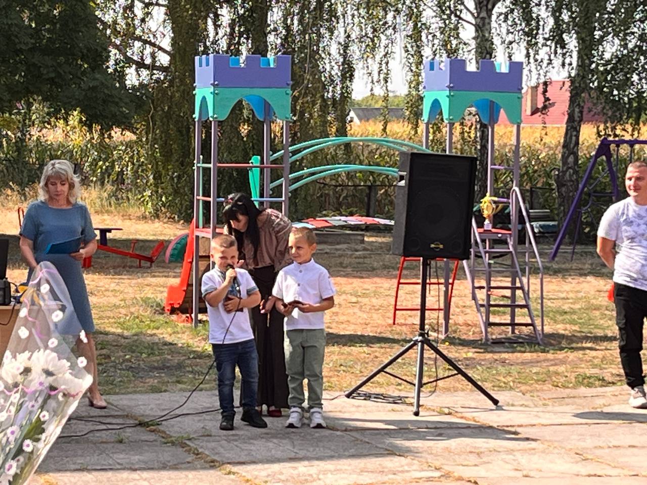 Першокласники беруть участь у святі Першого дзвоника